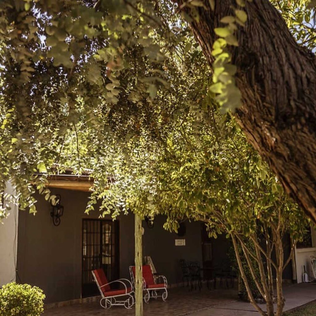 casa con parque y piscina