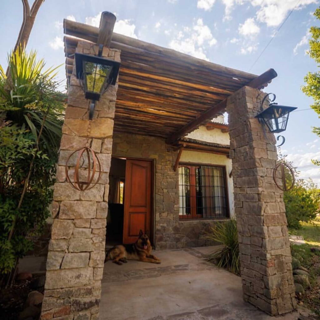 casa con parque y piscina